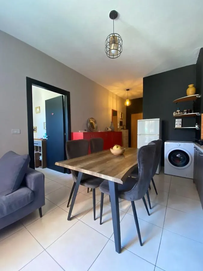 Dan'S Place Orikumi Apartmán